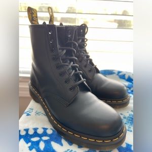 Size 8 - Dr. Martens 1460 SMOOTH LEATHER LACE UP BOOTS excellent condition